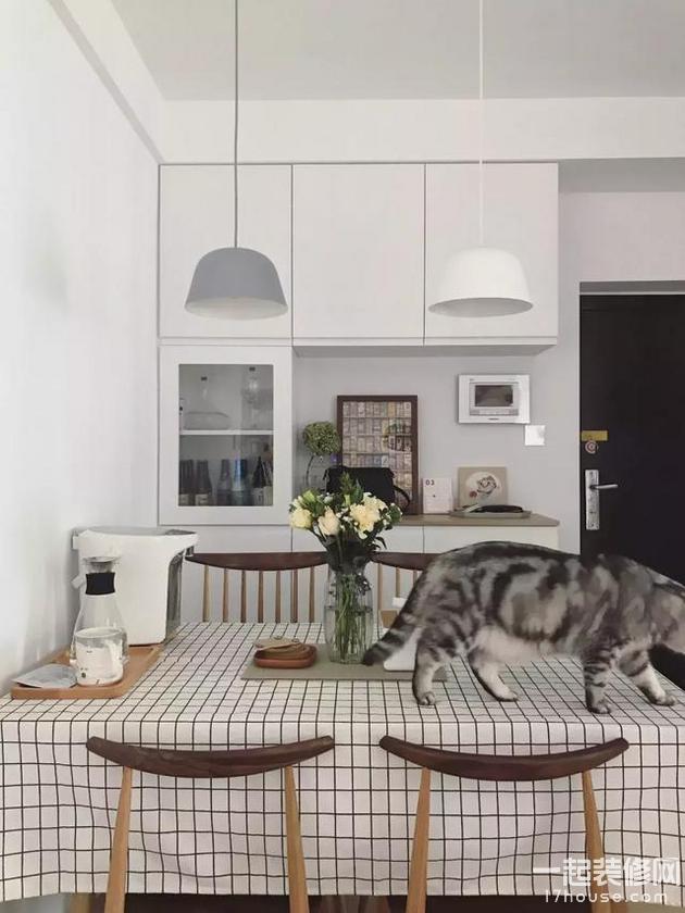 小户型餐厅可以做上一个定制餐边柜,储物空间更多 小户型餐厅可以做上一个定制餐边柜,储物空间更多