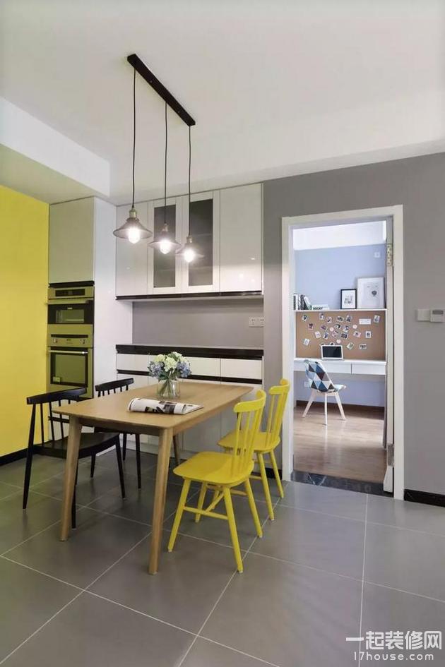 小户型餐厅可以做上一个定制餐边柜,储物空间更多 小户型餐厅可以做上一个定制餐边柜,储物空间更多